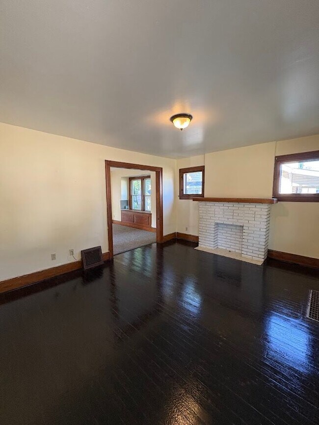 Building Photo - Three bedroom one bathroom home for rent