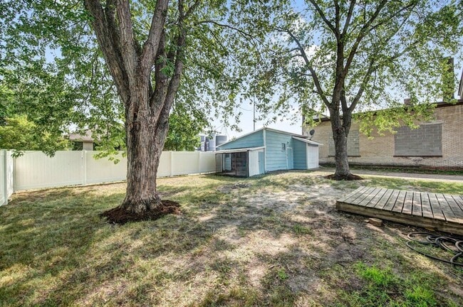 Building Photo - Charming Character Home with Screened Porch & Main Floor Laundry in North Branch