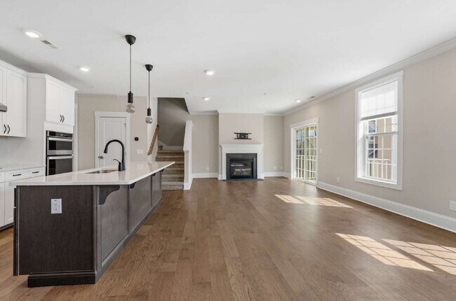 Building Photo - Luxury Townhome with Elevator and Rooftop Terrace