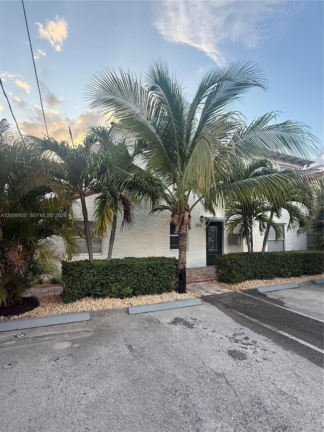 Building Photo - 2816 Pine Tree Dr