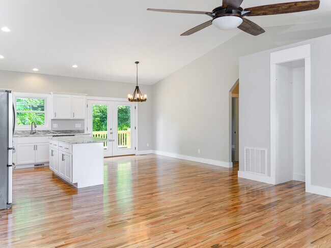 Building Photo - 27 W Chapel Rd