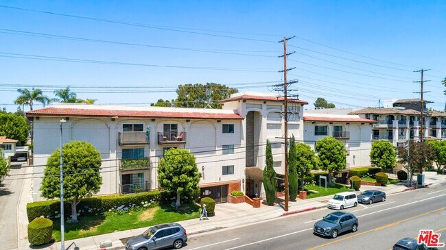 Building Photo - 12801 Moorpark St