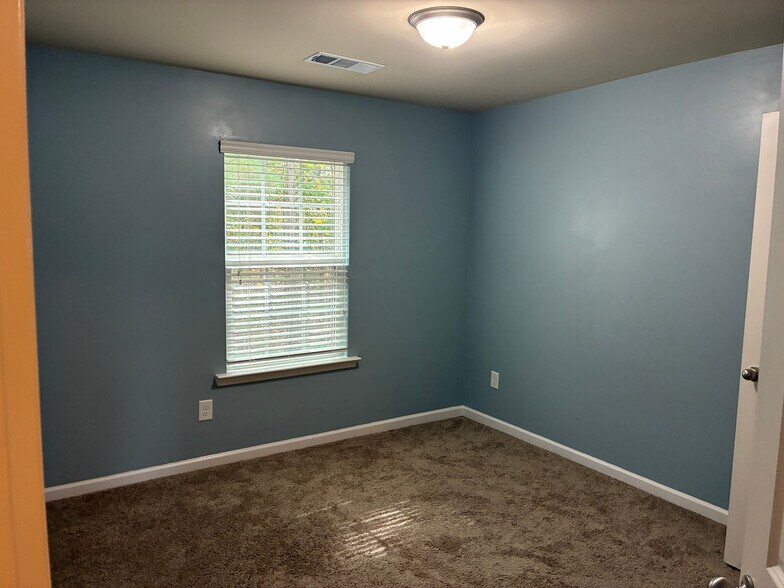 Building Photo - Room in Townhome on Chatham Ridge Dr