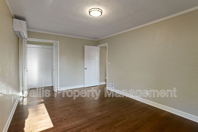 Building Photo - 1025 Terrace Dr NW