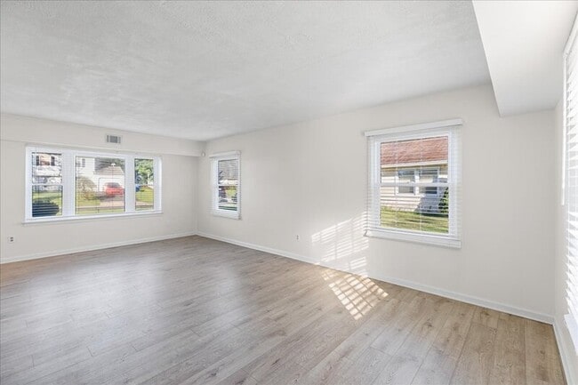 Building Photo - 114 Millbrook Dr