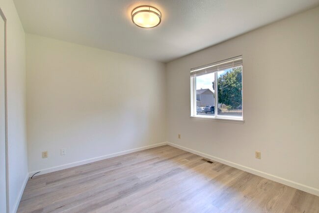 Building Photo - 202 W 19th Ave