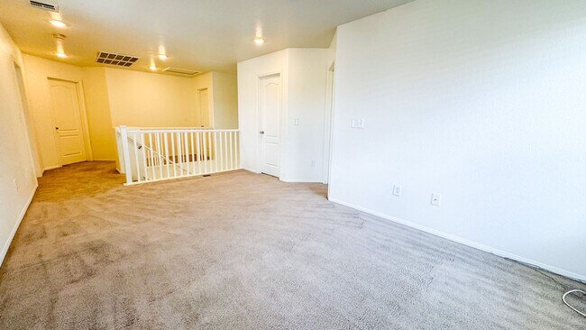 Building Photo - Spacious 3-Bed + Loft & Den | Granite Coun...