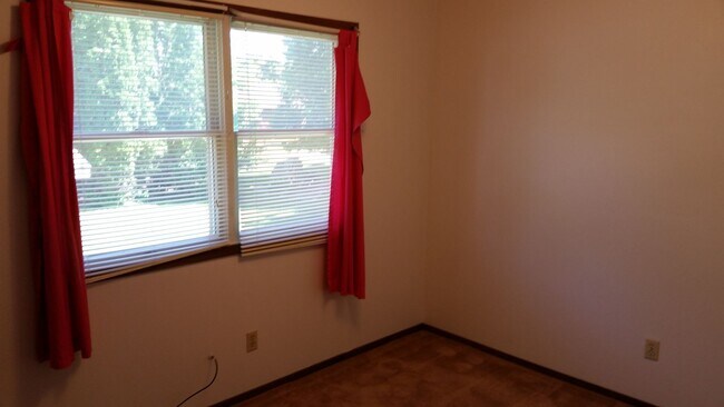 Building Photo - Fandre Dr 2823-2825