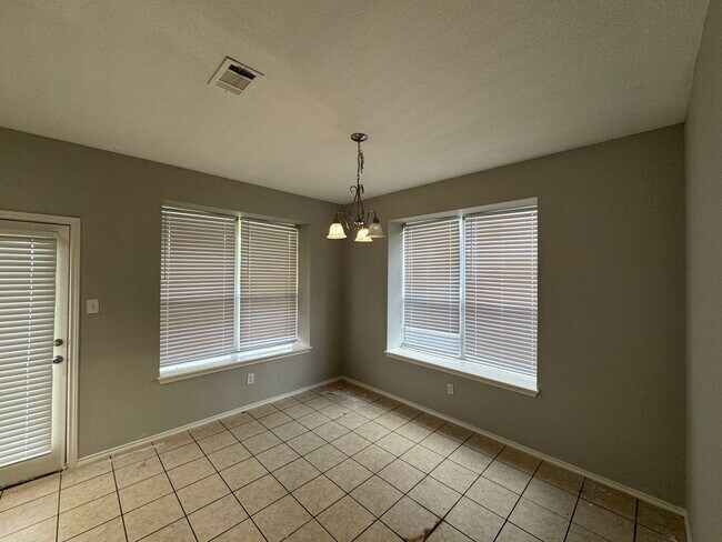 Building Photo - Spacious Midway ISD Home