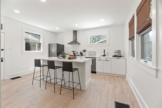 Building Photo - Renovated Historic Townhome — 2BR, 1,000 Sq Ft, West Central