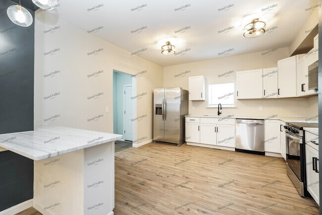 Building Photo - 148 W Park Ave