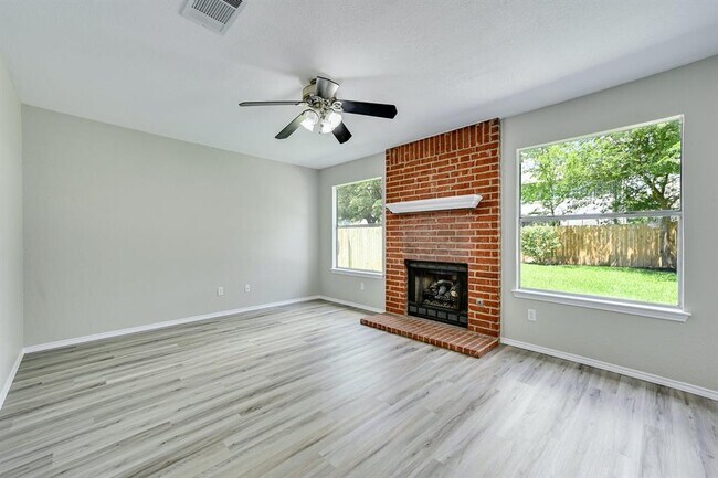Building Photo - 15316 Ecorio Dr
