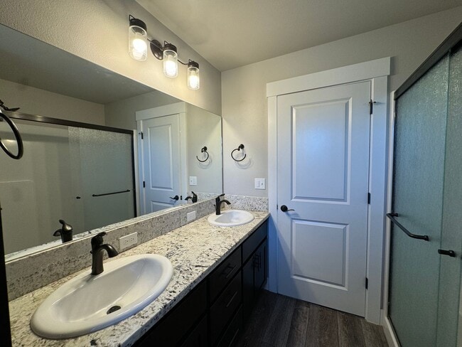 Building Photo - Beautiful 3 Bedroom 2 Story Home in Cul de...