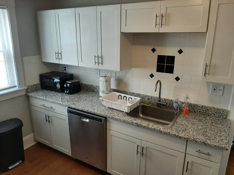 Building Photo - 15103 Lake Ave