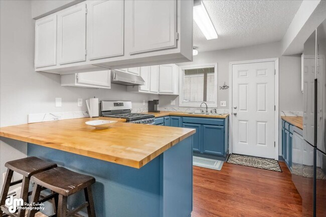 Building Photo - 3BD/2BA Triplex Unit with Modern Comforts