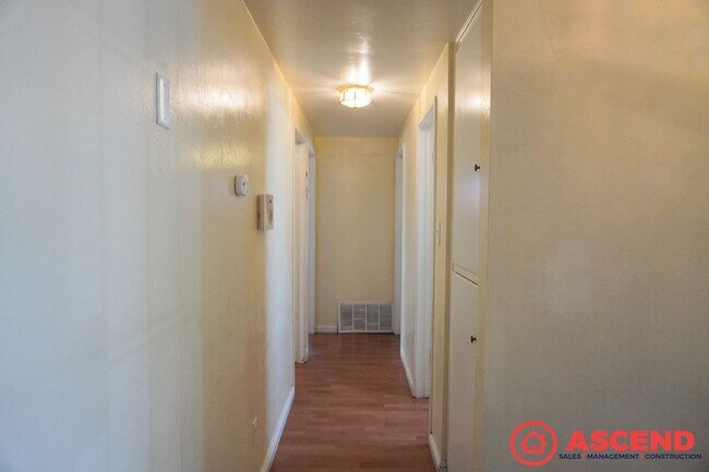 Building Photo - Spacious home located In Northeast Bakersf...
