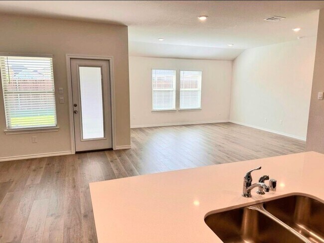 Building Photo - 2330 Hydrangea Dr