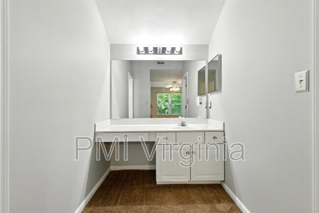 Building Photo - 6811 Dickens Ct E