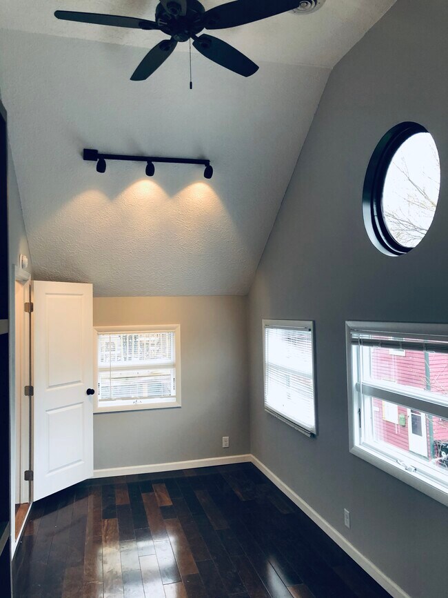 Building Photo - 2416 W 10th St