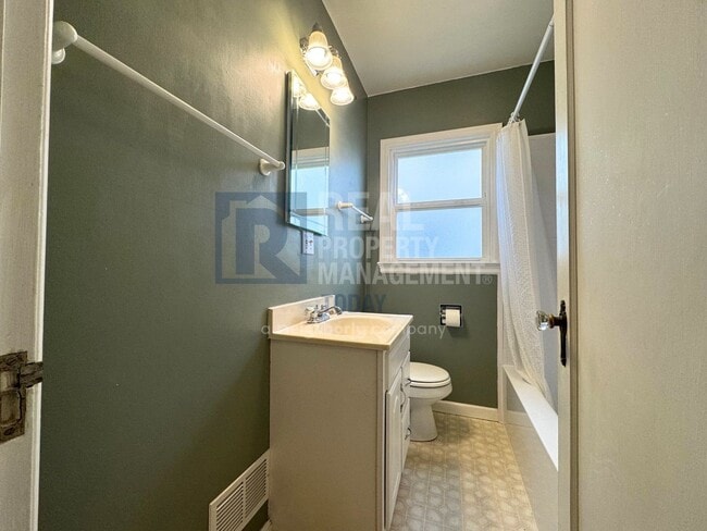 Building Photo - 910 N Union Ave