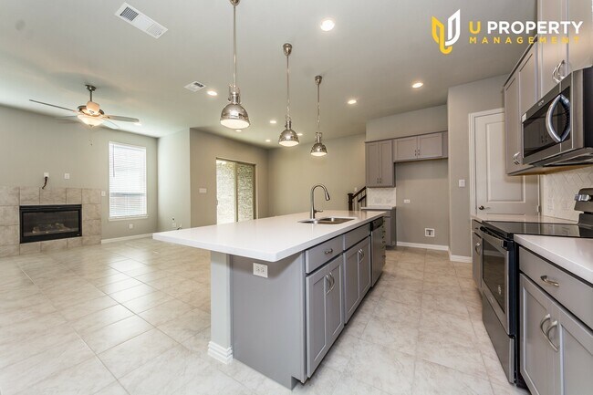 Building Photo - Adorable 3 Bedroom Townhouse-- Coming Soon!