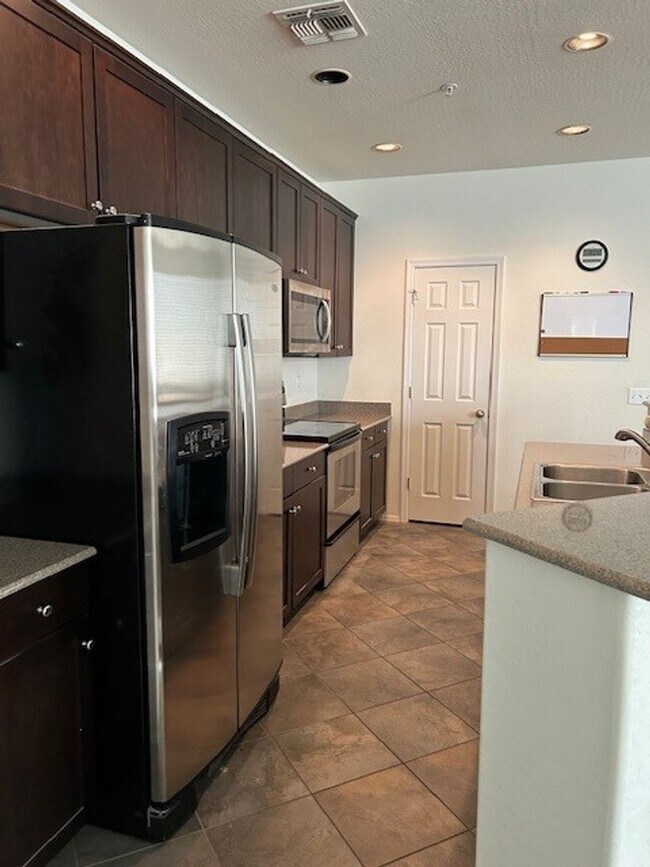 Building Photo - 2 bedroom /2 bath with a garage located in the  Popular Muirfield Village Townhomes