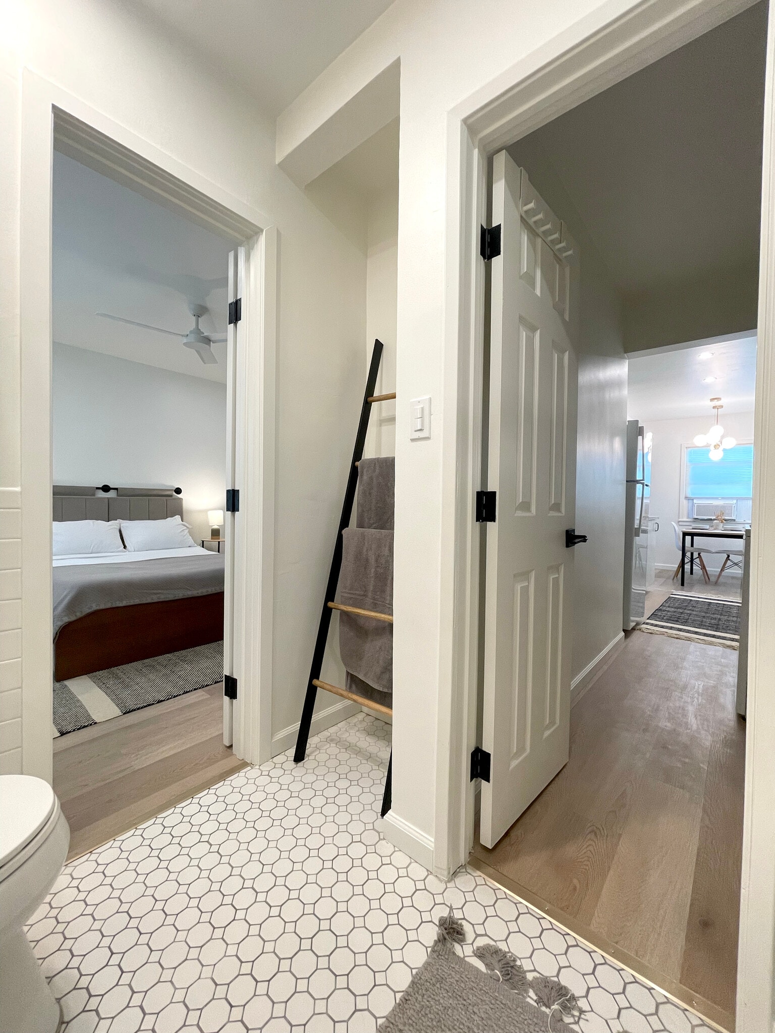 Building Photo - 813 W Beach Ave