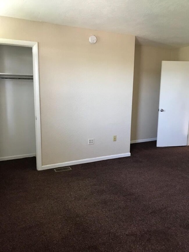Building Photo - South Side Flats 3 Bedroom House