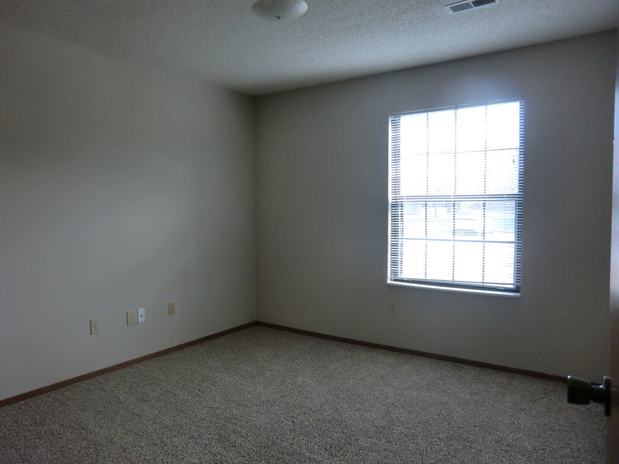 Building Photo - 12 Cherry Tree Ln