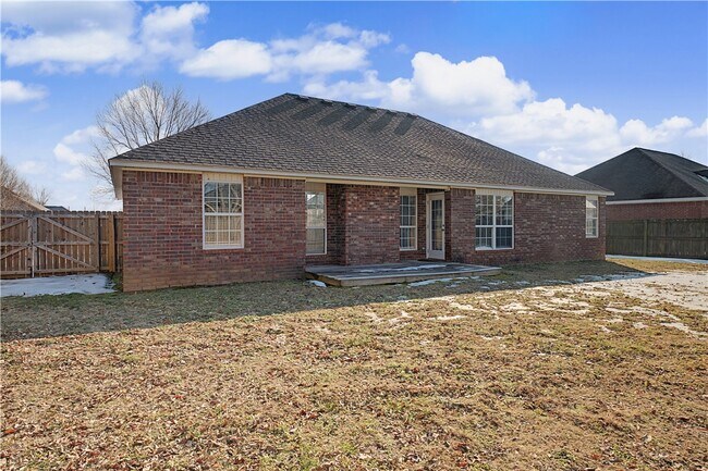 Building Photo - 585 Lynn Dr