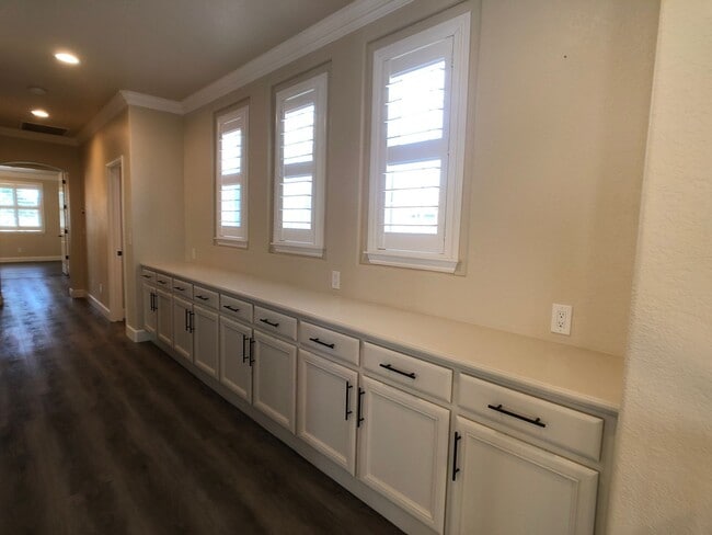 Building Photo - Stunning Eagle Ridge Home