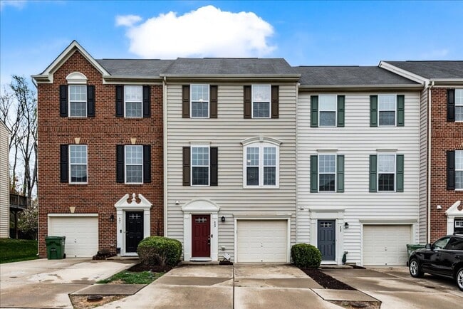 Building Photo - Charming 3-Level Townhome
