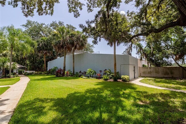 Building Photo - 1404 Northlake Dr