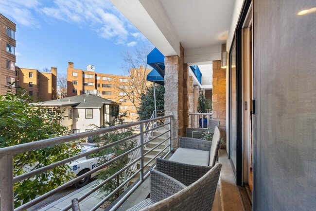 Building Photo - 1710 Summit Pl NW