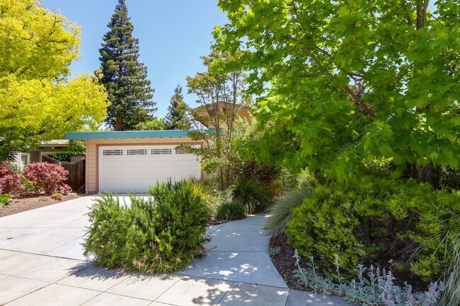 Building Photo - 4 Bed / 2 Bath Welcoming Midtown Palo Alto...