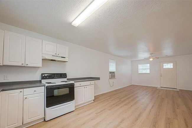 Building Photo - 2051 Santa Rosa St