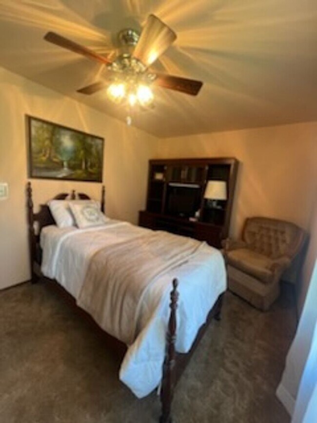 Building Photo - 3-Bedroom, 2-Bath Home Convenient Location...
