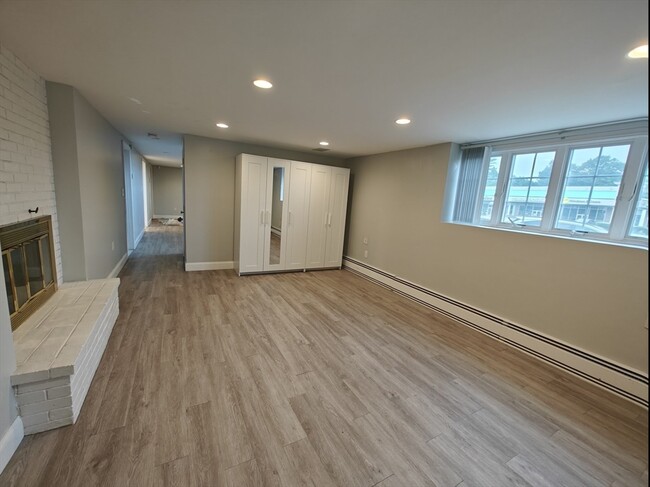 Building Photo - 548 Worcester St