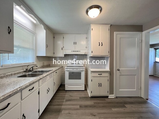 Building Photo - Cozy Ranch Style Home in KCMO w/ Wood Floors and a Fenced in Yard!