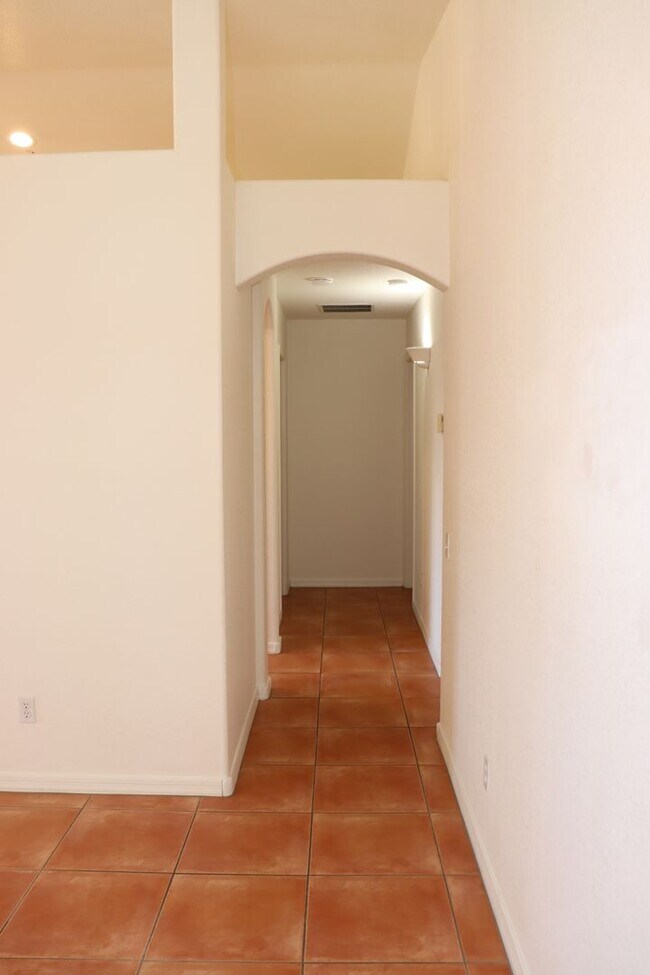 Building Photo - East Side 3 Bed 2 Bath Energy Efficient Pulte Home