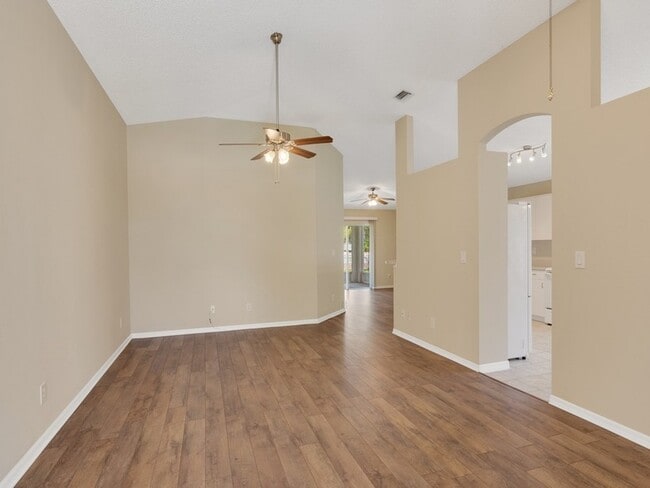 Building Photo - 962 E 13th Square