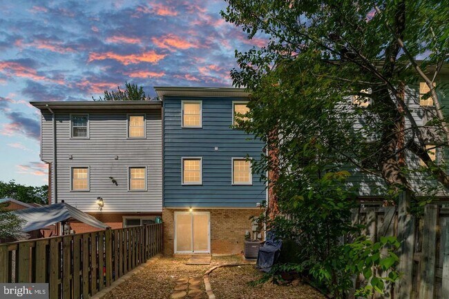 Building Photo - 14843 Emberdale Dr