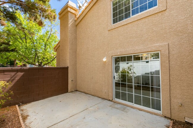 Building Photo - Freshly painted townhouse in Henderson wit...