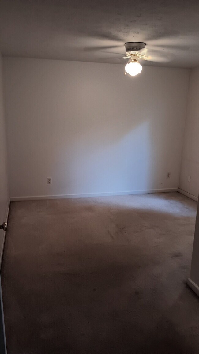 Building Photo - 3BR, 2.5BA end unit available August 1, 2025