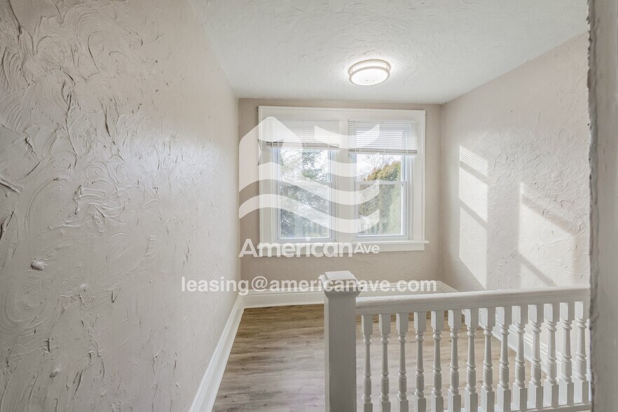 Building Photo - 349 James St