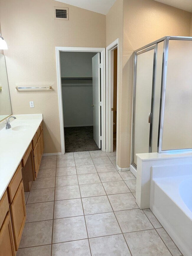 Building Photo - **BEAUTIFUL & SPACIOUS 3 BEDROOM/2 BATHROO...