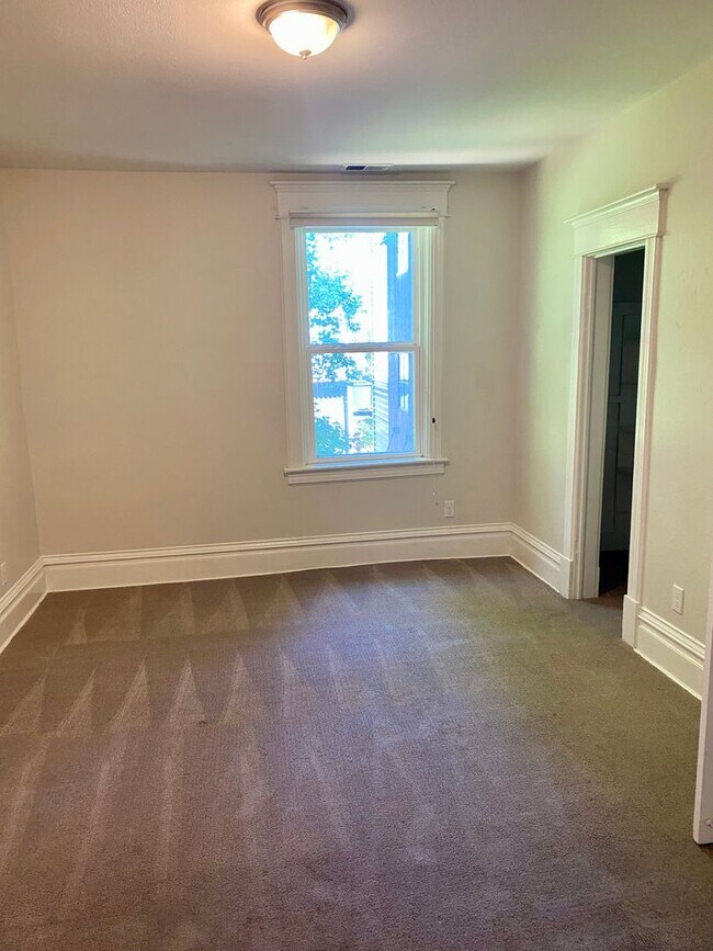 Building Photo - Spacious 4 bedroom Historic House - Available for Fall 2026-2027!