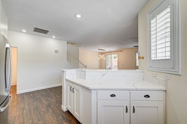Building Photo - Stylish Townhome with Private Patio!