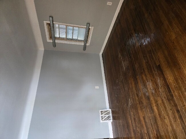 Building Photo - 3 bedroom 1 bath bungalow now available! -...