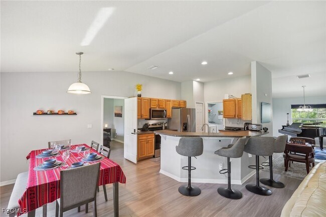 Building Photo - 940 Belmont St E